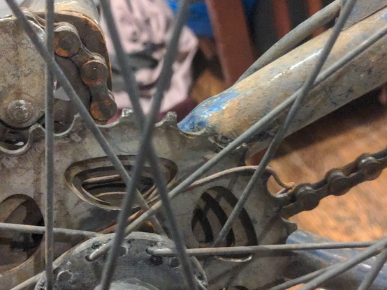 View of the same cassette, this time from the side. The random metal wire thing can be seen going over top of the biggest sprocket, then wrapping around the hub.